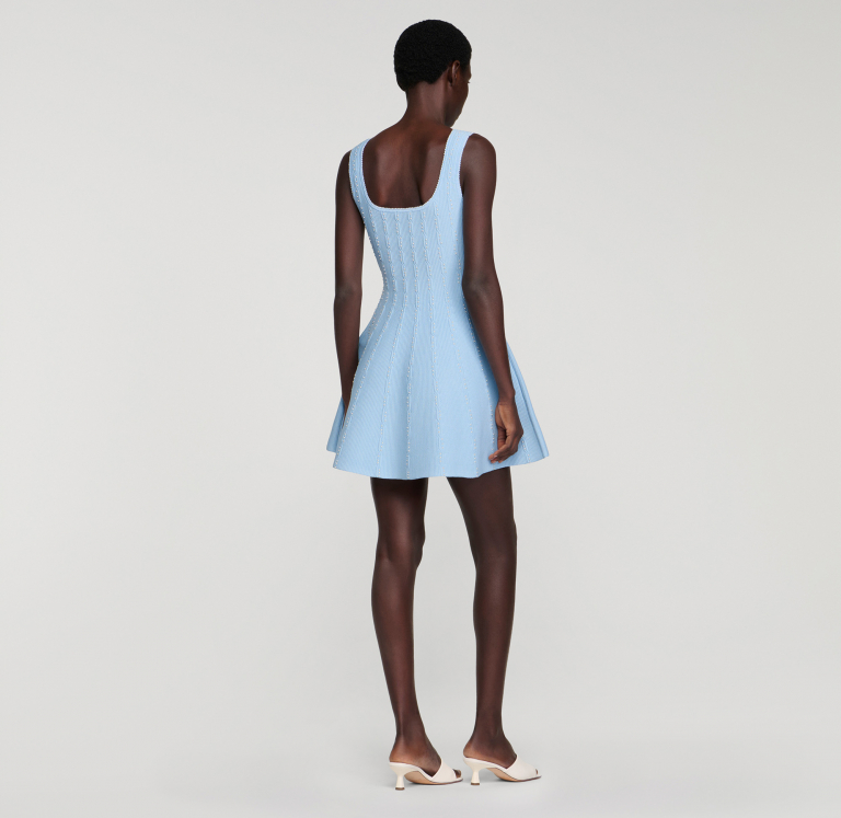 Женское голубое вязаное платье с бисером