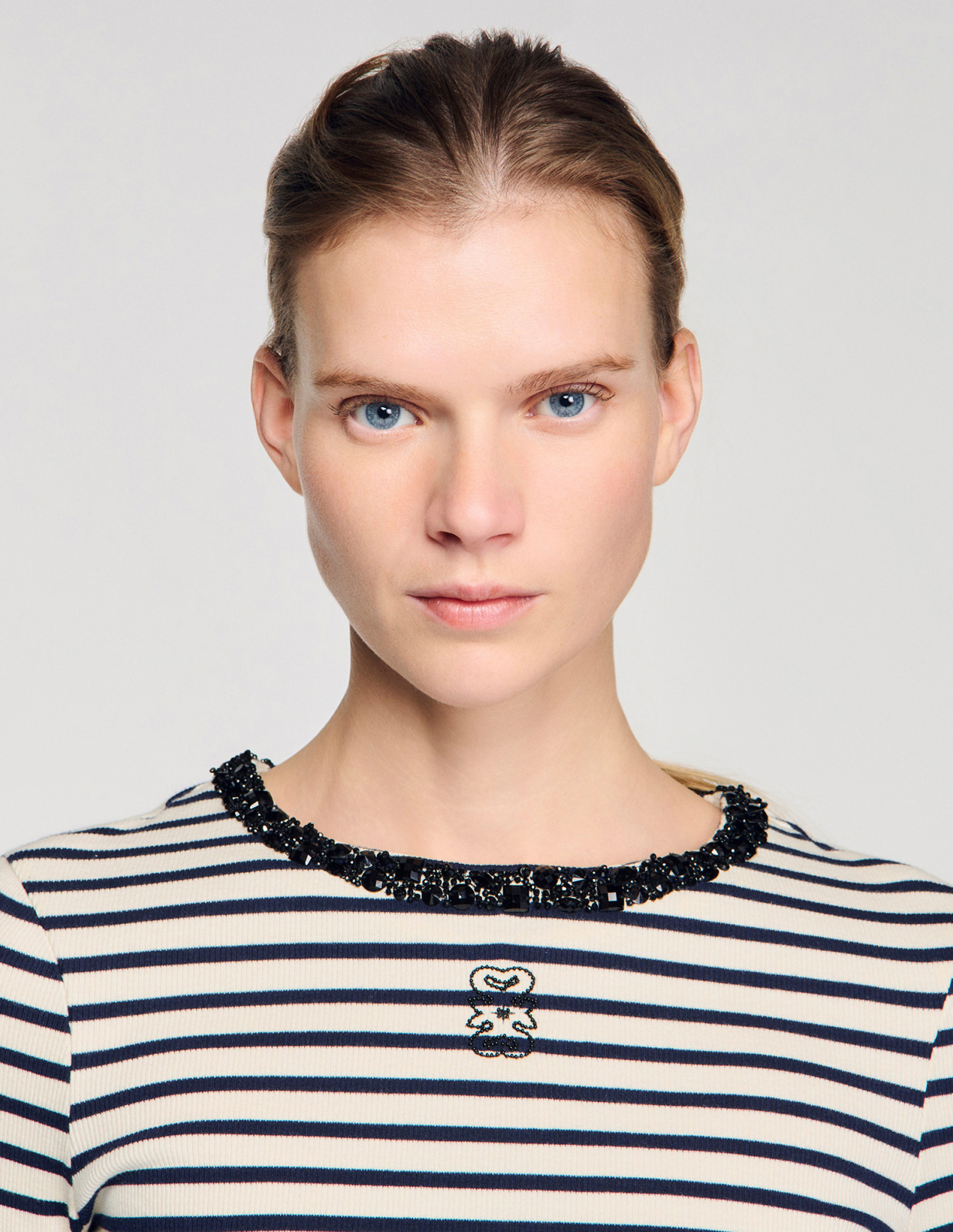 Жіночий смугастий лонгслів з коміром зі стразів_5