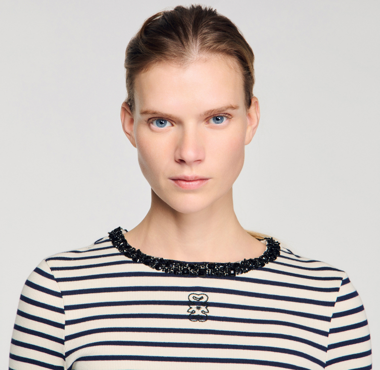 Жіночий смугастий лонгслів з коміром зі стразів