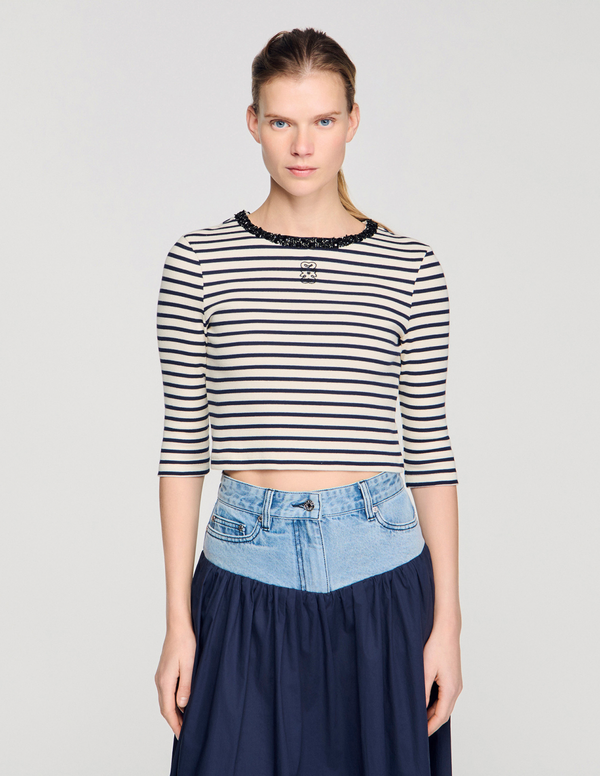 Жіночий смугастий лонгслів з коміром зі стразів_4