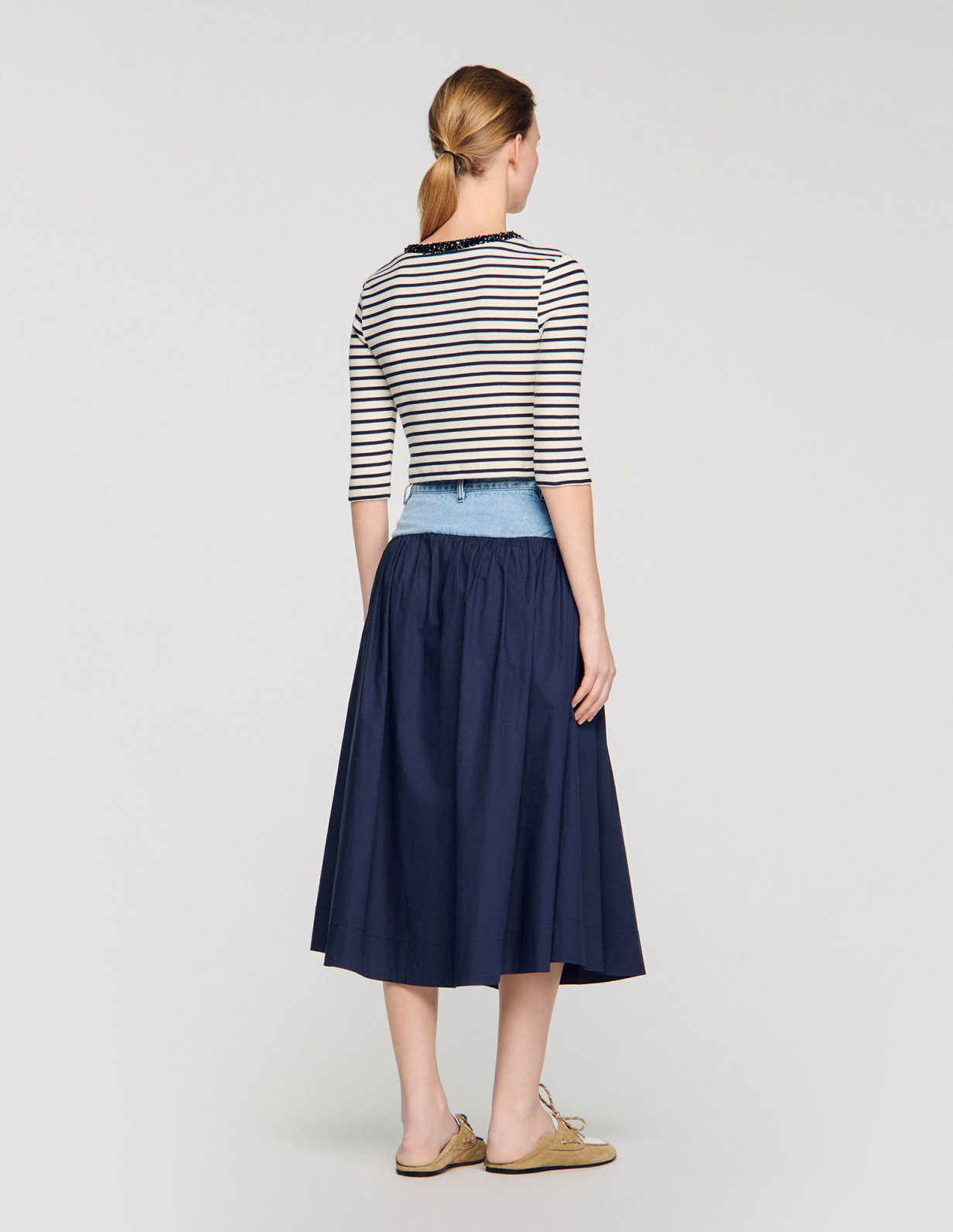 Жіночий смугастий лонгслів з коміром зі стразів_3