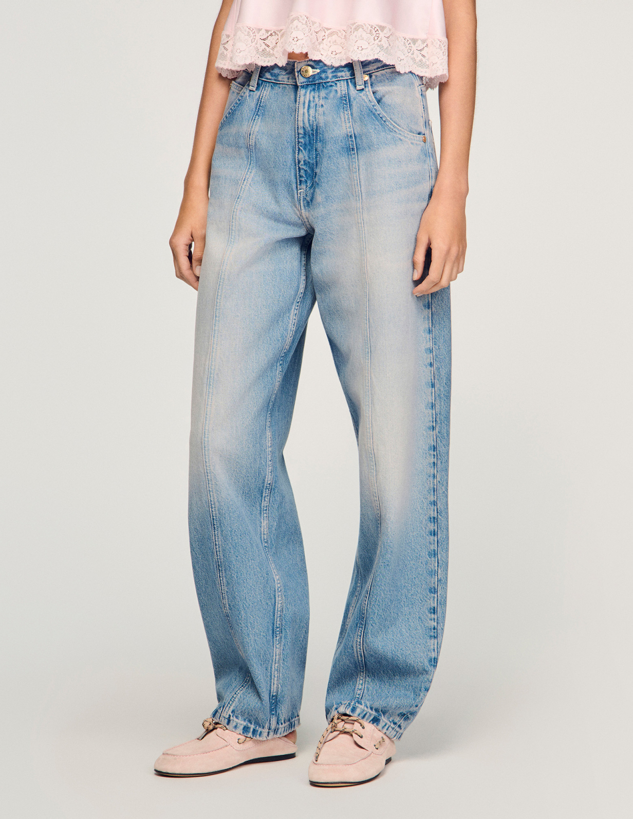 Женские джинсы-баллоны с эффектом потертости_4