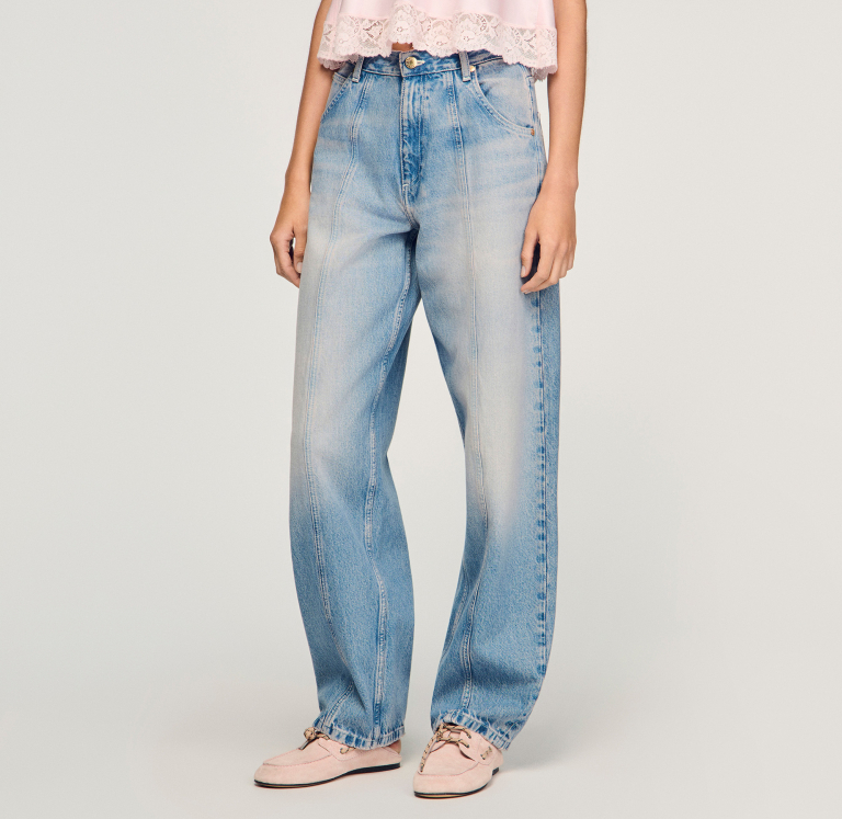 Женские джинсы-баллоны с эффектом потертости