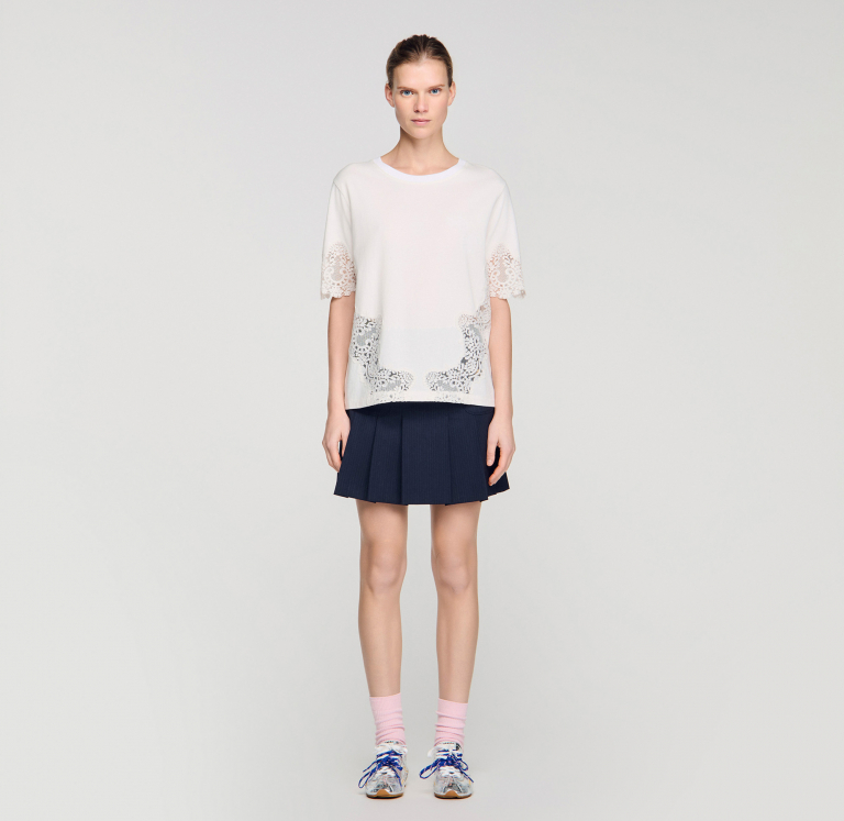 Женская молочная футболка с кружевной отделкой