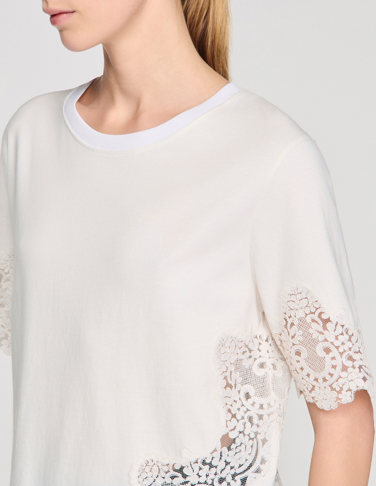 Женская молочная футболка с кружевной отделкой_3