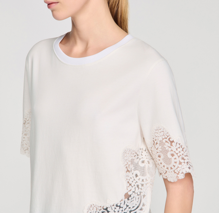 Женская молочная футболка с кружевной отделкой