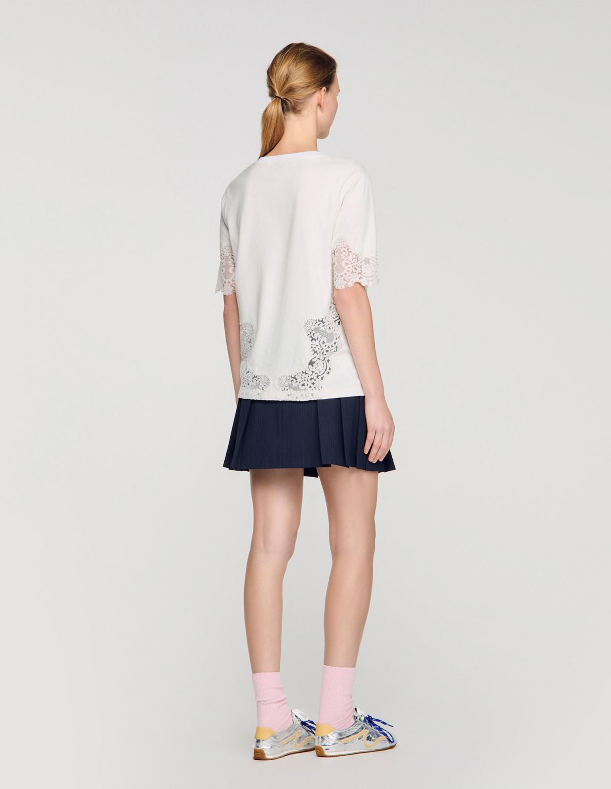 Женская молочная футболка с кружевной отделкой_5