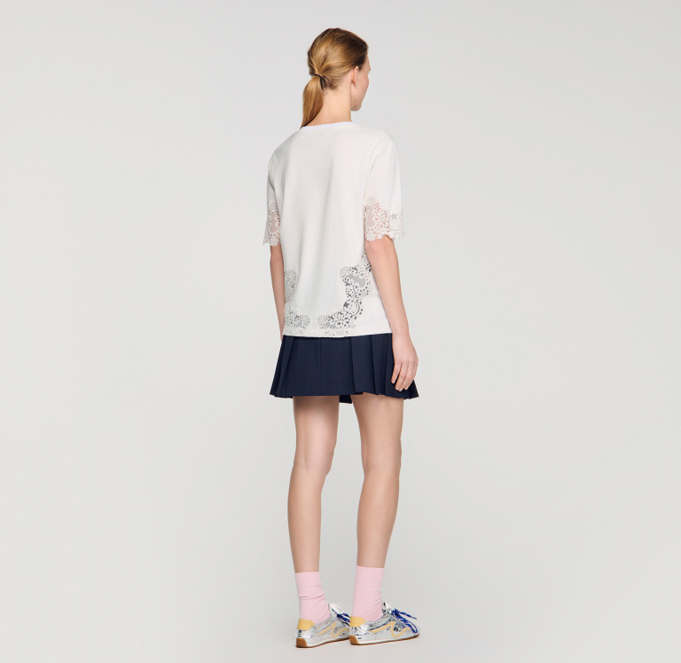 Женская молочная футболка с кружевной отделкой