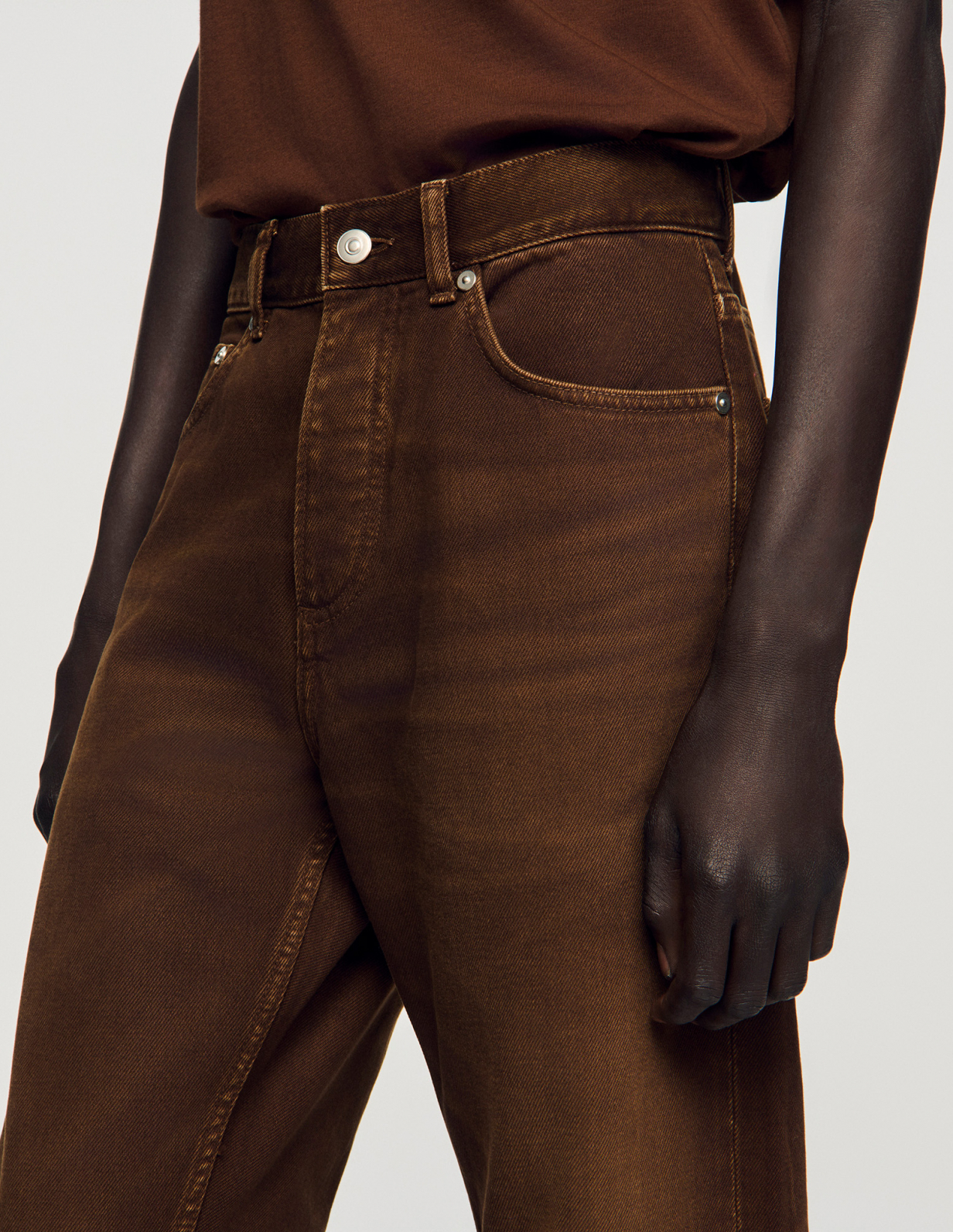 Чоловічі коричневі джинси з ефектом потертості_3