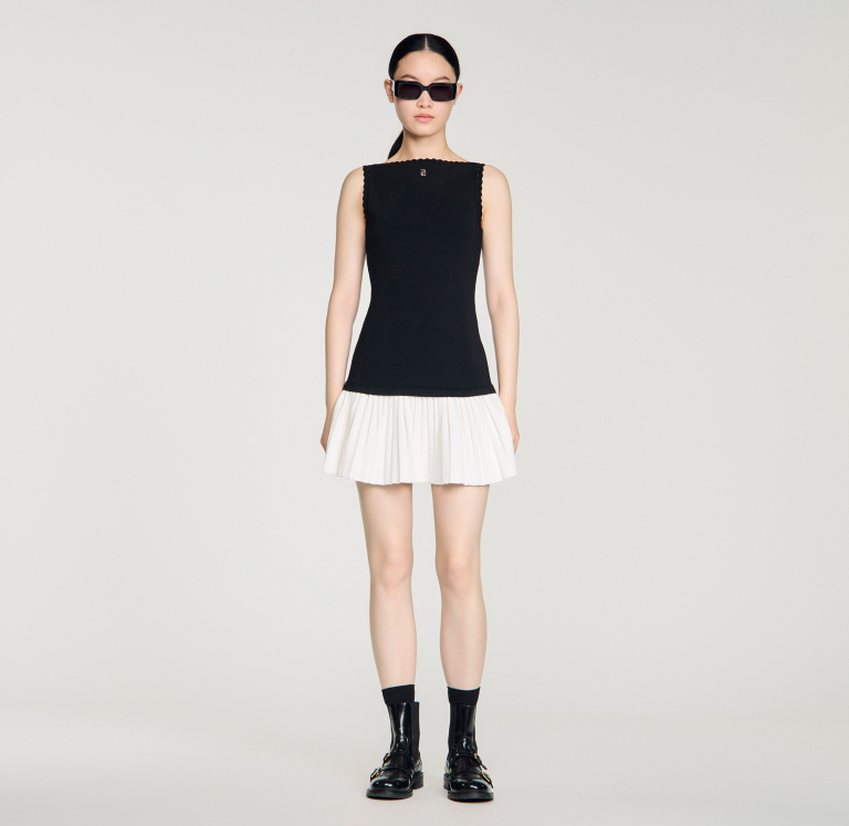 Женское вязаное платье с контрастной юбкой