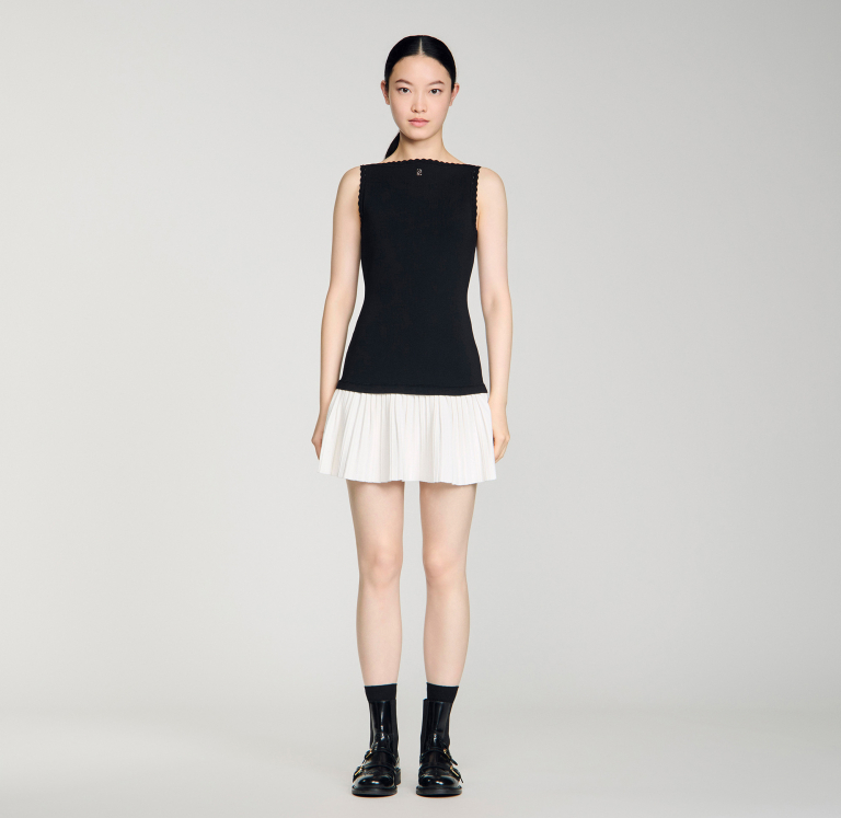 Женское вязаное платье с контрастной юбкой