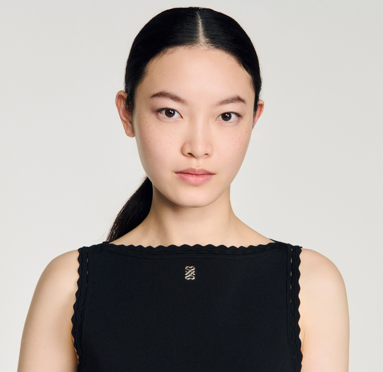 Женское вязаное платье с контрастной юбкой