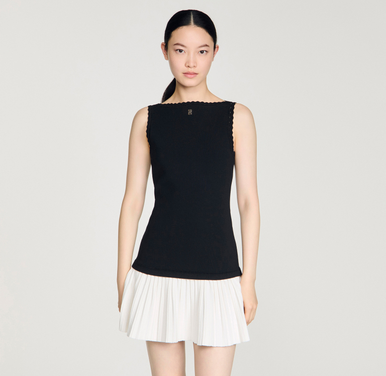 Женское вязаное платье с контрастной юбкой