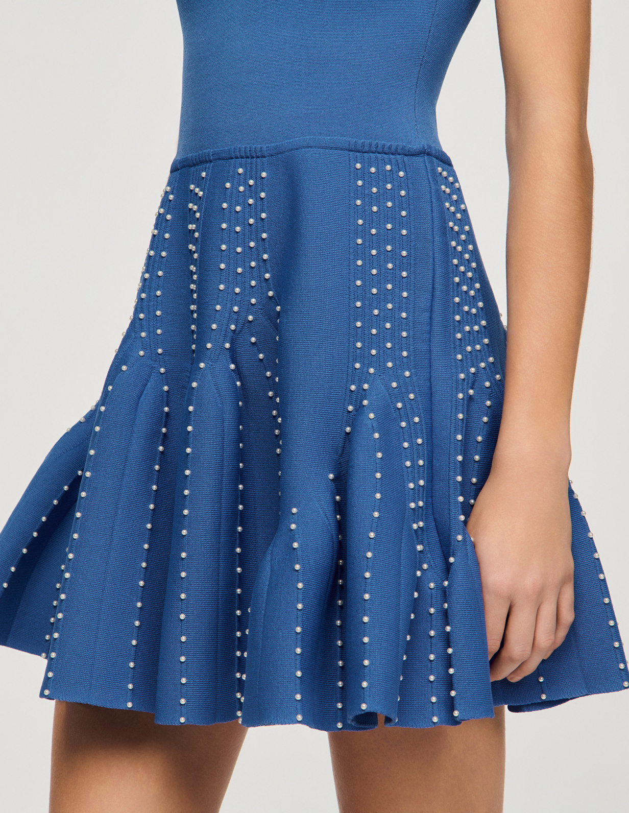 Женское короткое вязаное платье с бисером_3