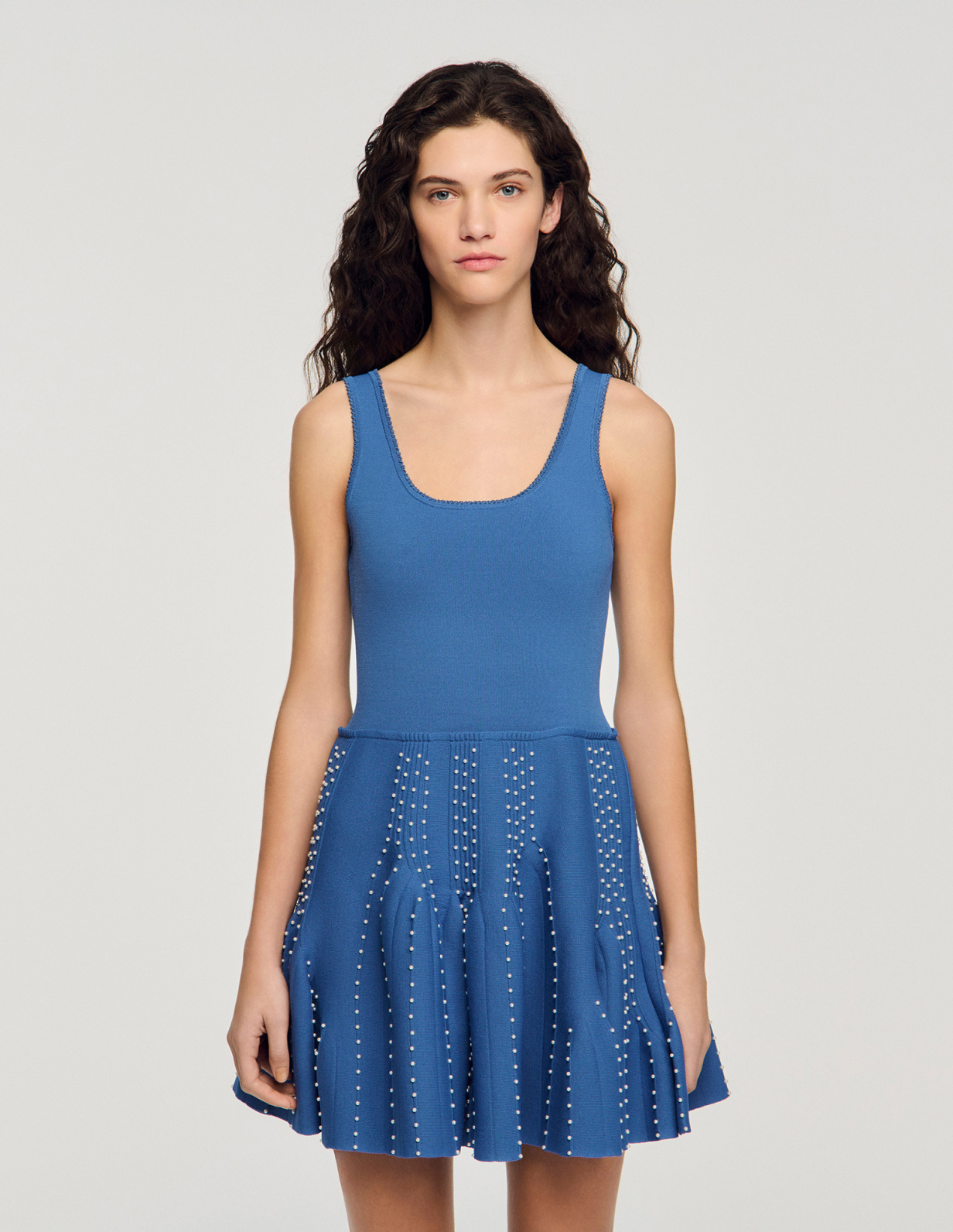 Женское короткое вязаное платье с бисером_4