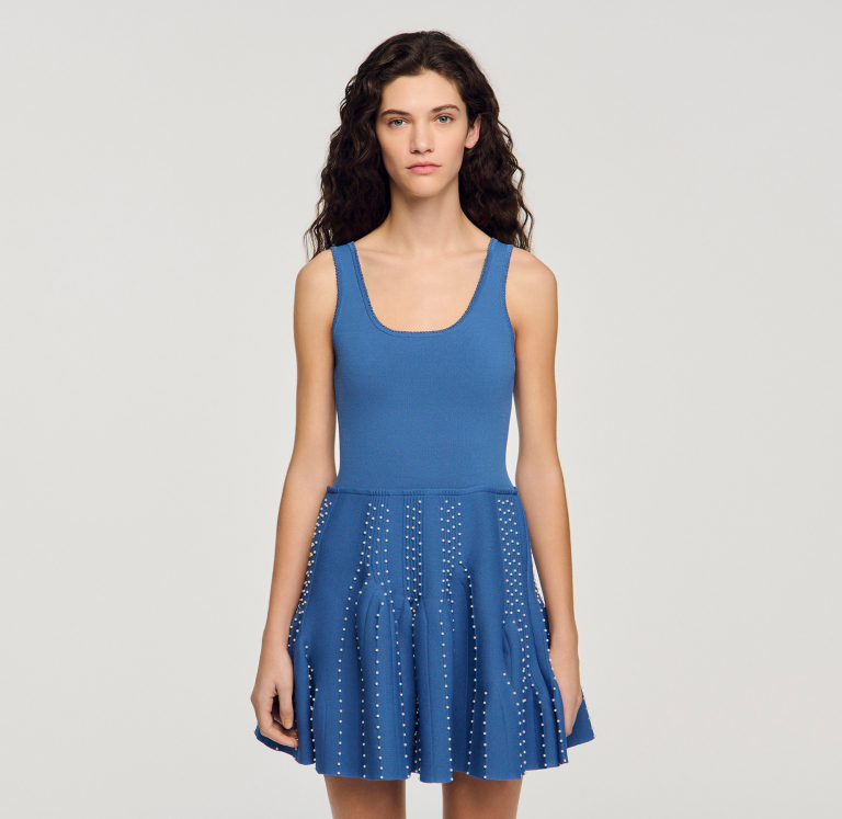 Женское короткое вязаное платье с бисером