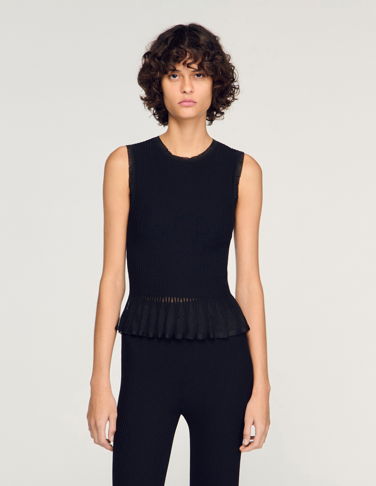 Женский вязаный топ с оборками_4