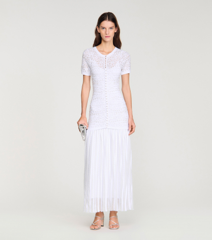 Женское белое вязаное платье с жемчугом