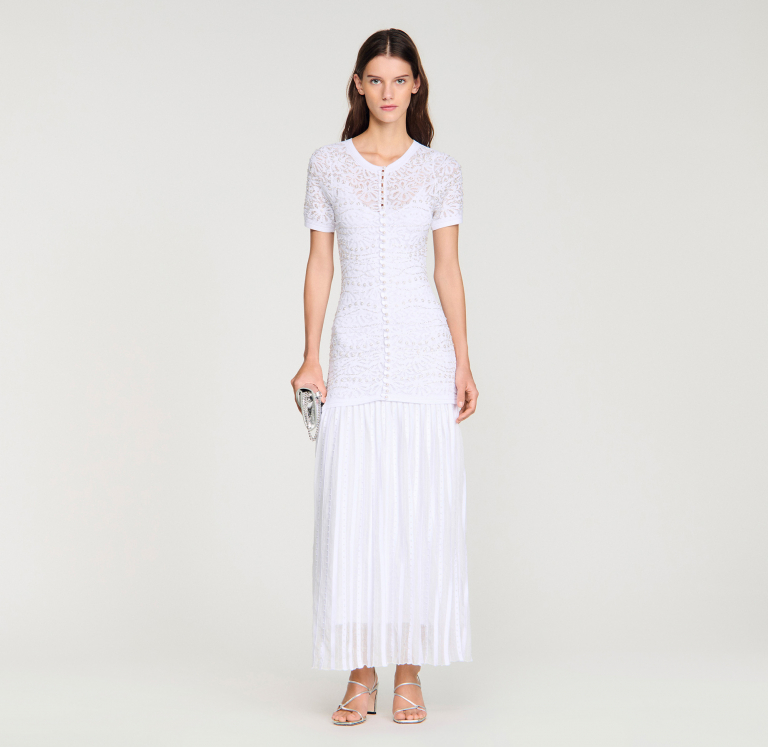 Женское белое вязаное платье с жемчугом