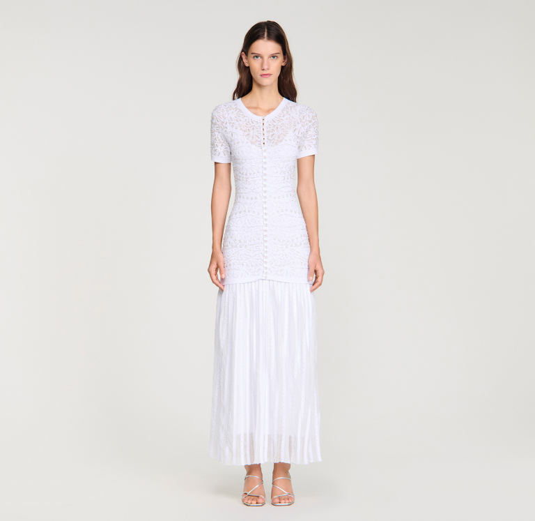 Женское белое вязаное платье с жемчугом