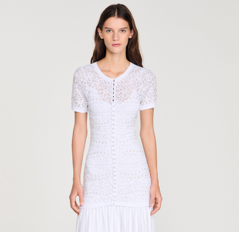 Женское белое вязаное платье с жемчугом