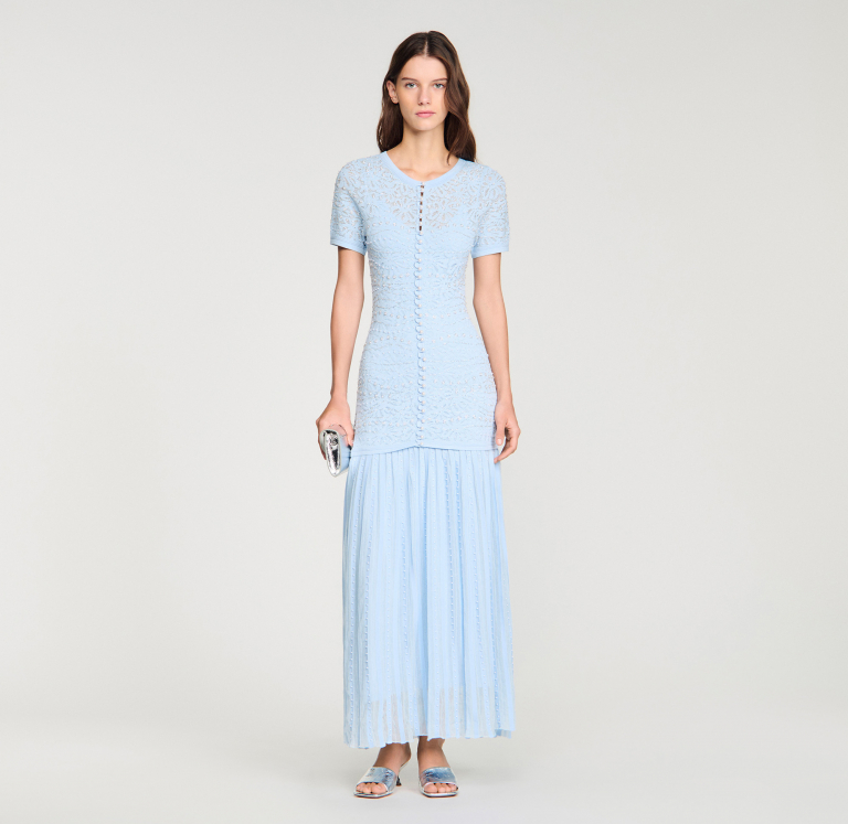 Женское голубое вязаное платье с жемчугом