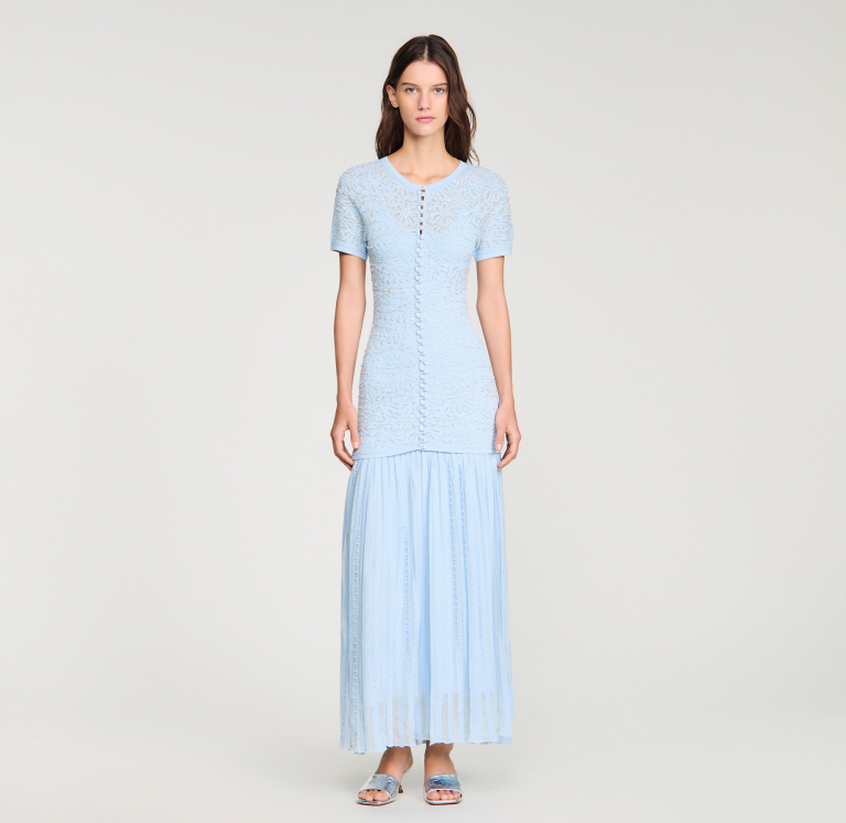 Женское голубое вязаное платье с жемчугом