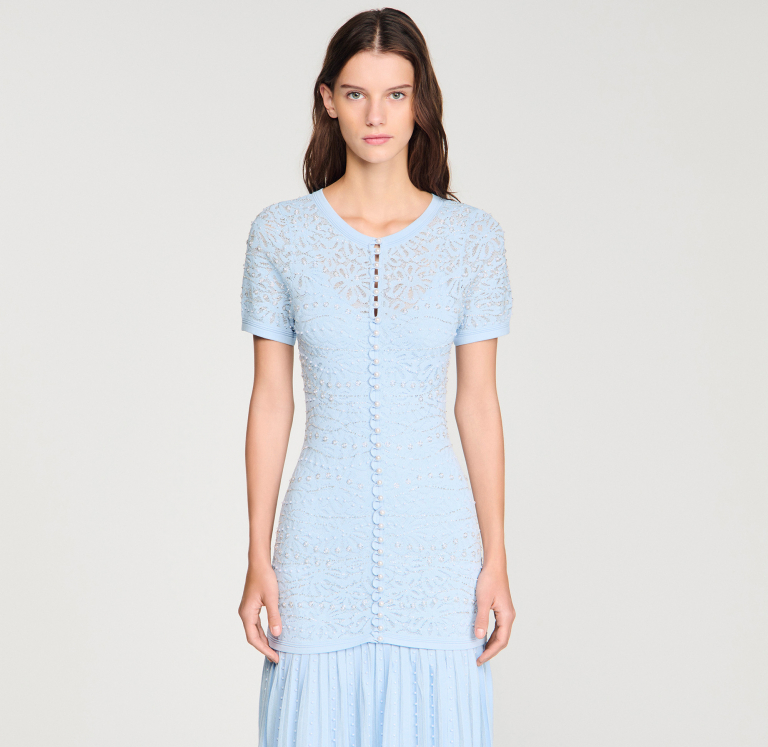 Женское голубое вязаное платье с жемчугом