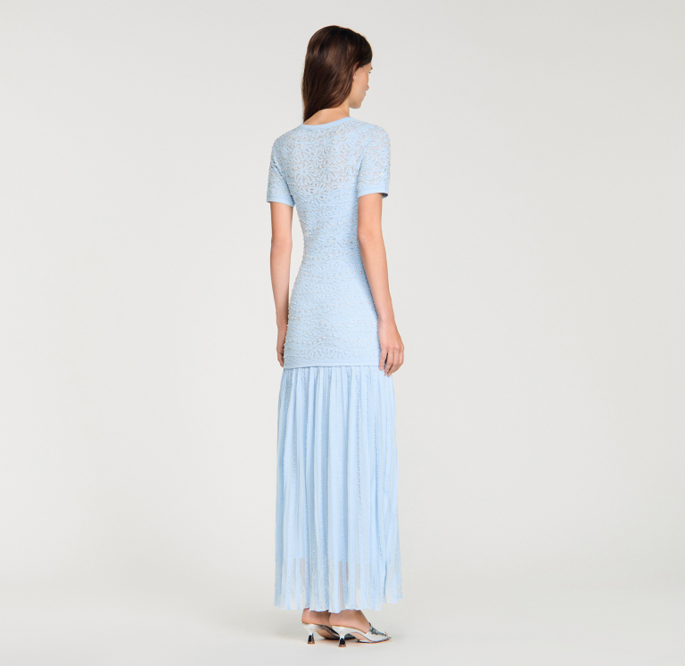 Женское голубое вязаное платье с жемчугом