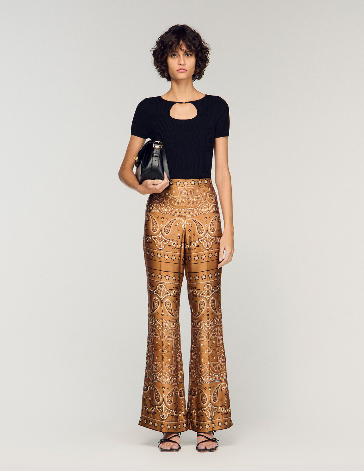 Жіночий чорний топ в рубчик з вирізом_1