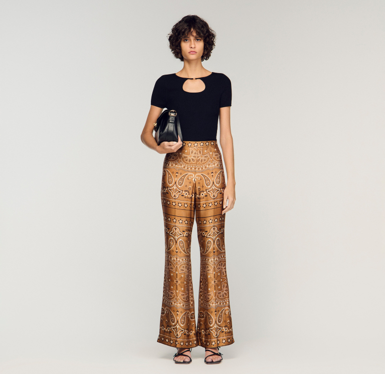 Жіночий чорний топ в рубчик з вирізом