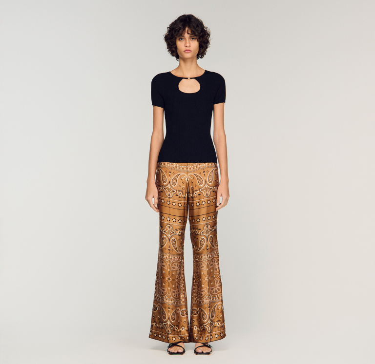 Жіночий чорний топ в рубчик з вирізом