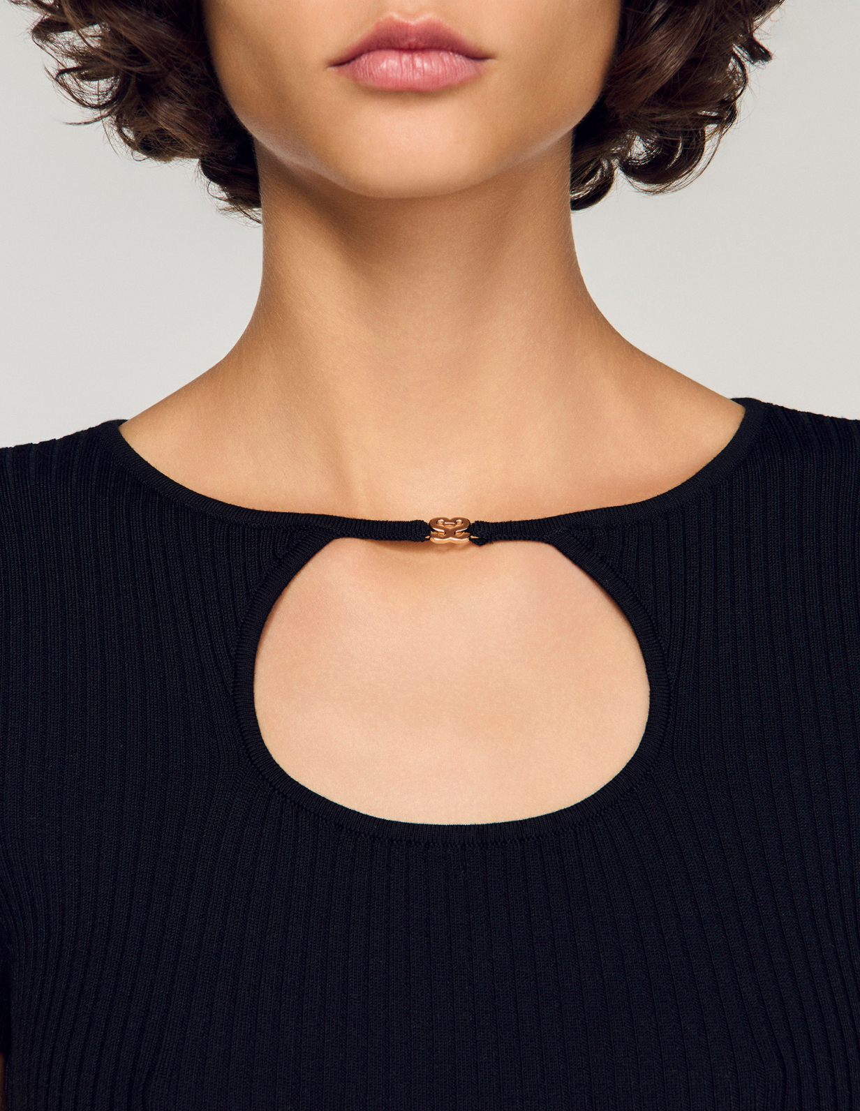 Жіночий чорний топ в рубчик з вирізом_3