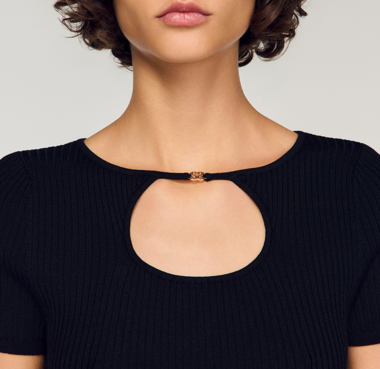 Жіночий чорний топ в рубчик з вирізом