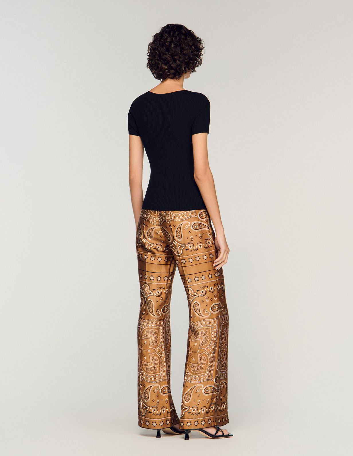 Жіночий чорний топ в рубчик з вирізом_5