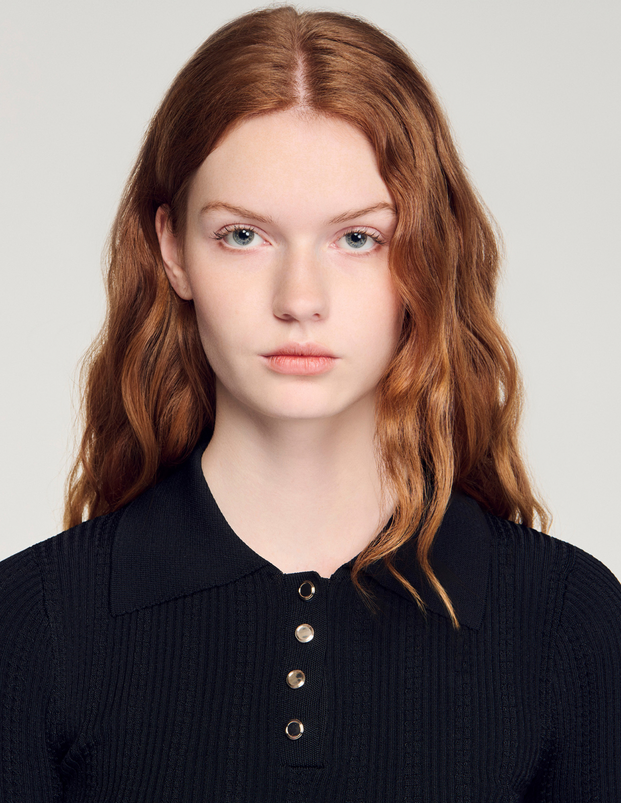 Жіночий чорний в'язаний топ з коміром поло_3