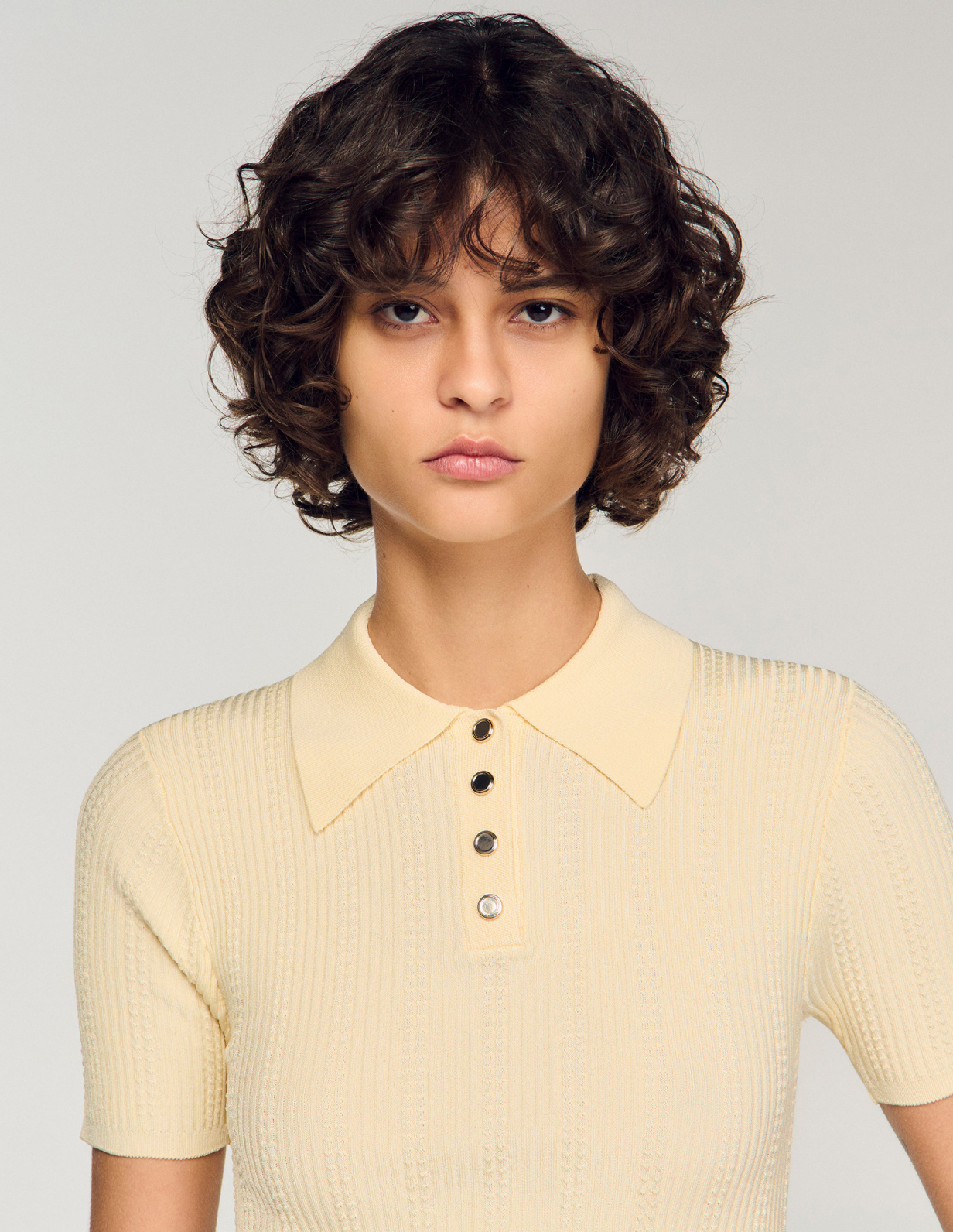 Жіночий молочний в'язаний топ з коміром поло_3