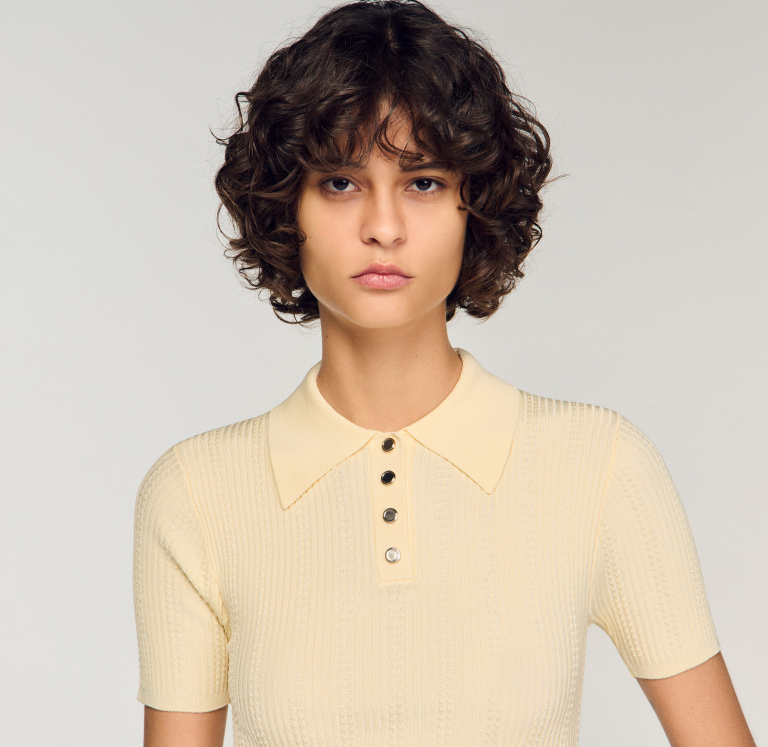 Жіночий молочний в'язаний топ з коміром поло