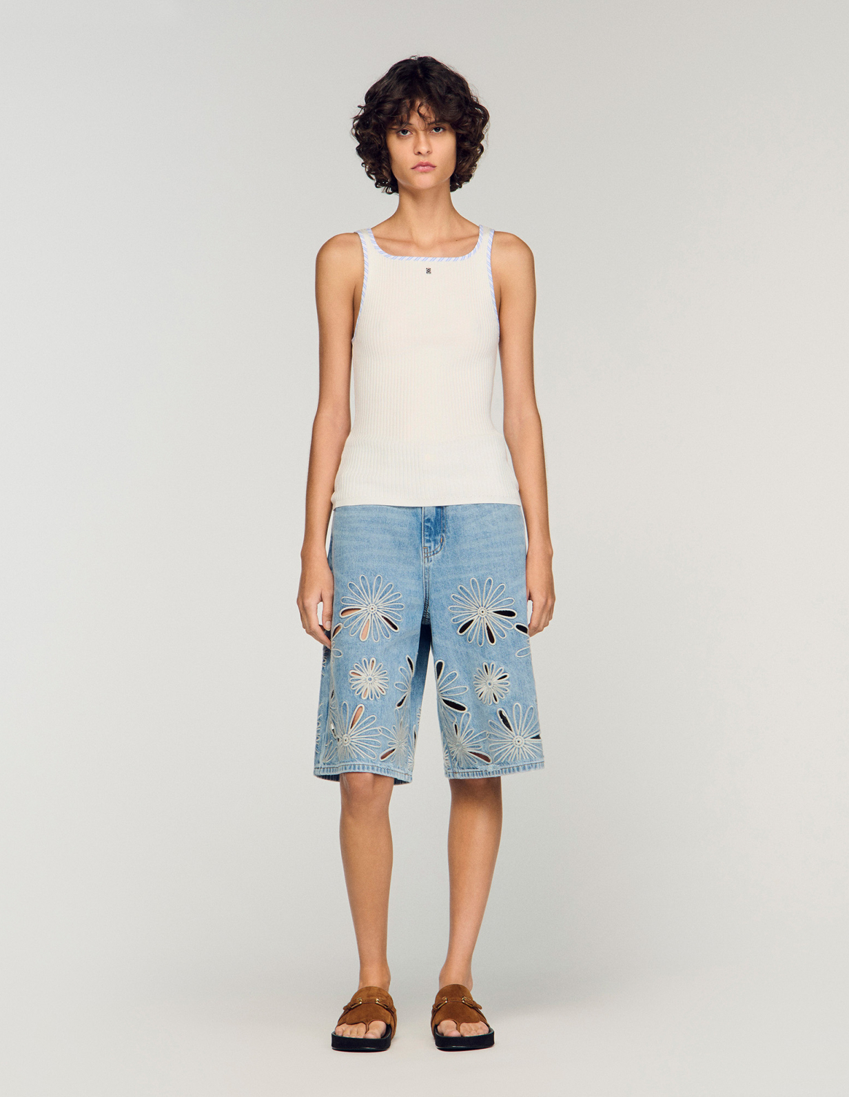 Женский молочный топ с контрастной отделкой_2