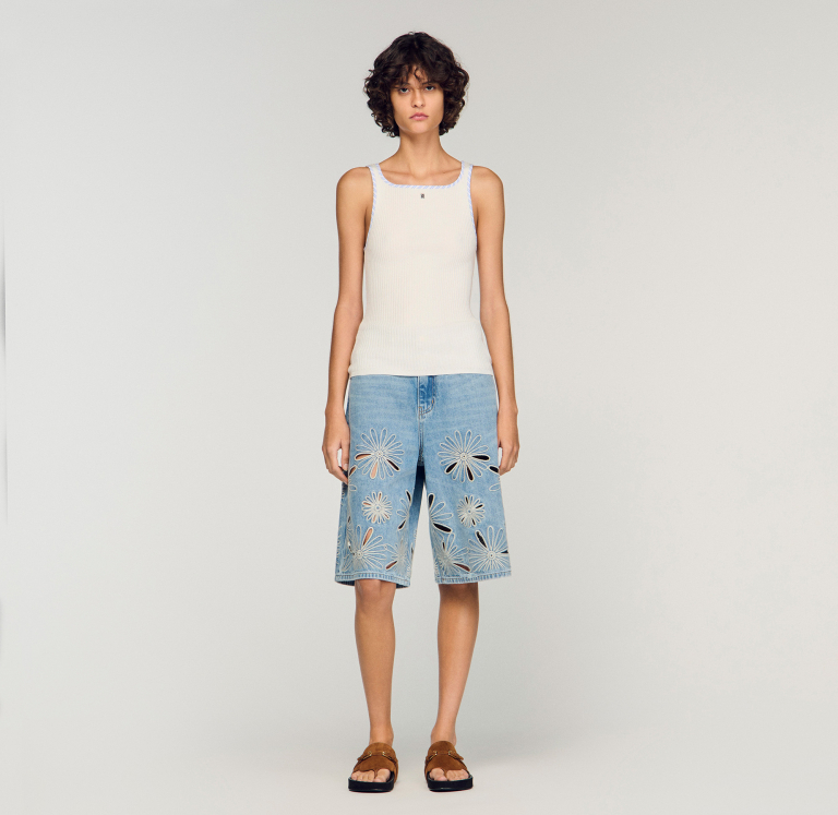 Женский молочный топ с контрастной отделкой