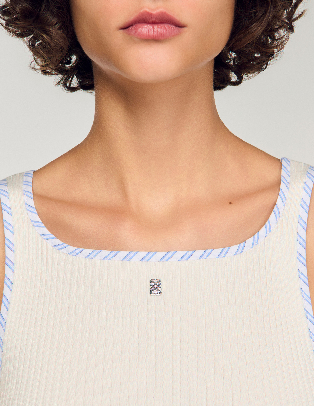 Женский молочный топ с контрастной отделкой_3