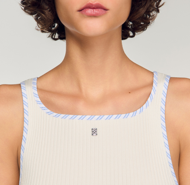 Женский молочный топ с контрастной отделкой