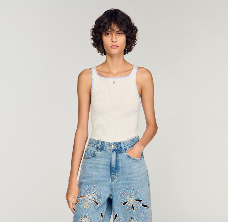 Женский молочный топ с контрастной отделкой