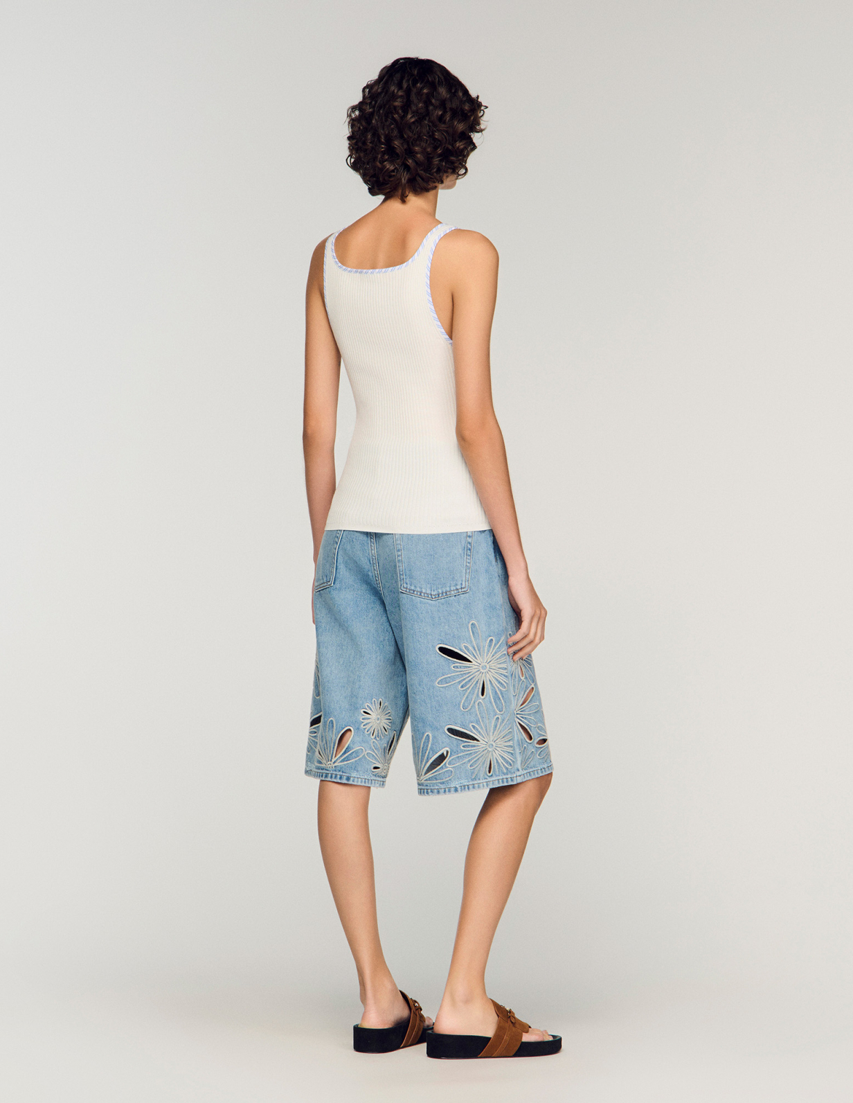 Женский молочный топ с контрастной отделкой_5