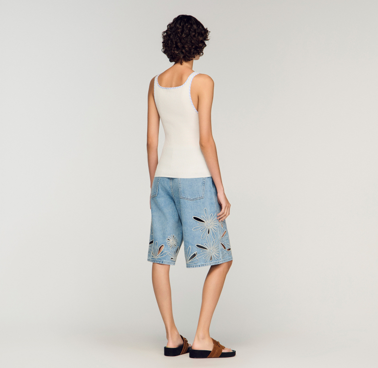 Женский молочный топ с контрастной отделкой