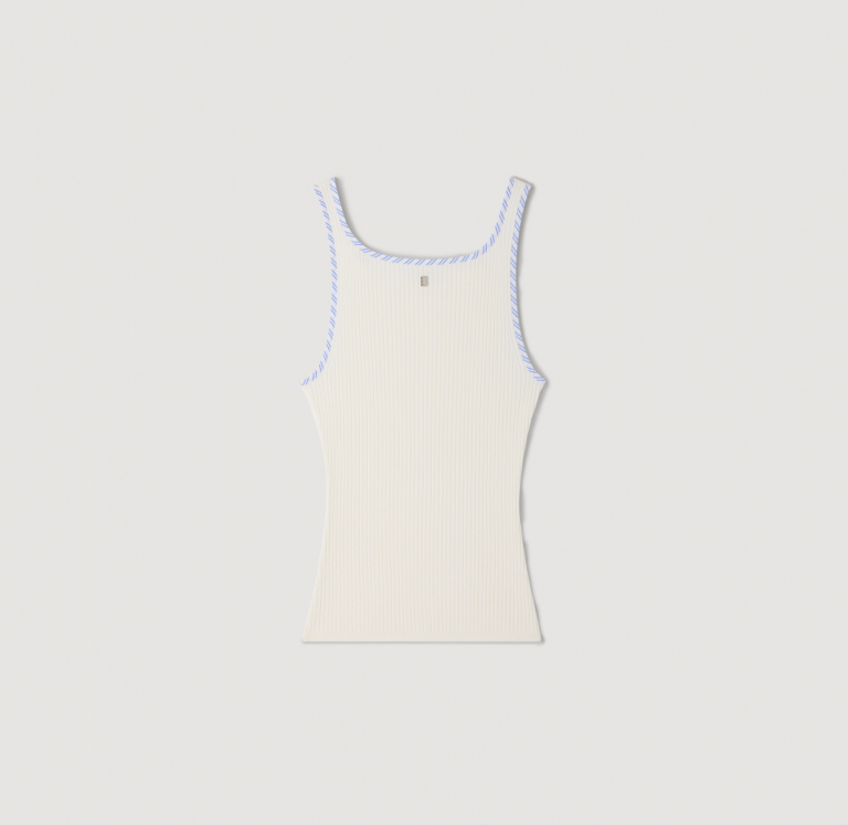 Женский молочный топ с контрастной отделкой