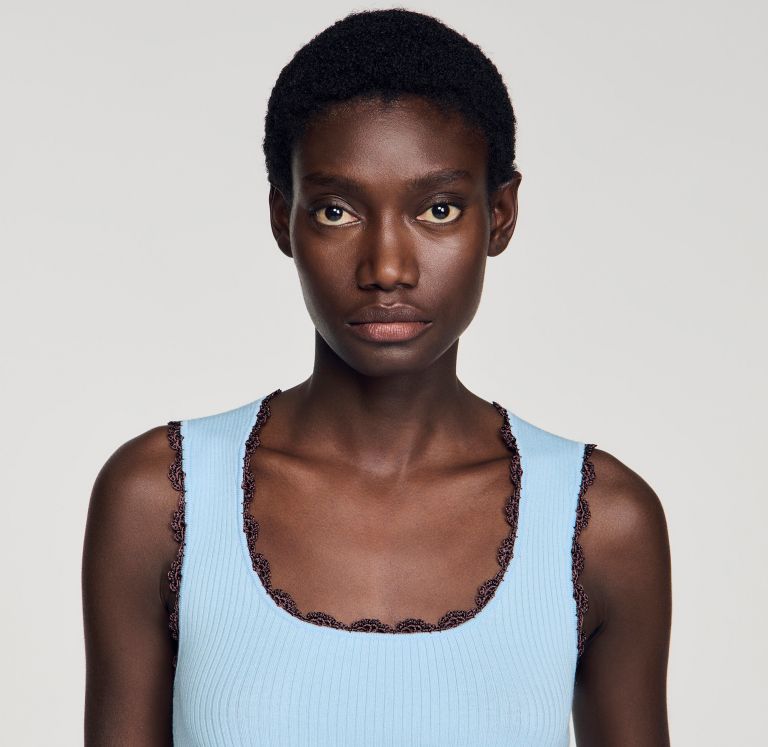 Женский голубой топ с вязаной отделкой