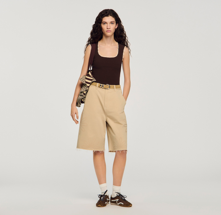 Женский коричневый топ с вязаной отделкой