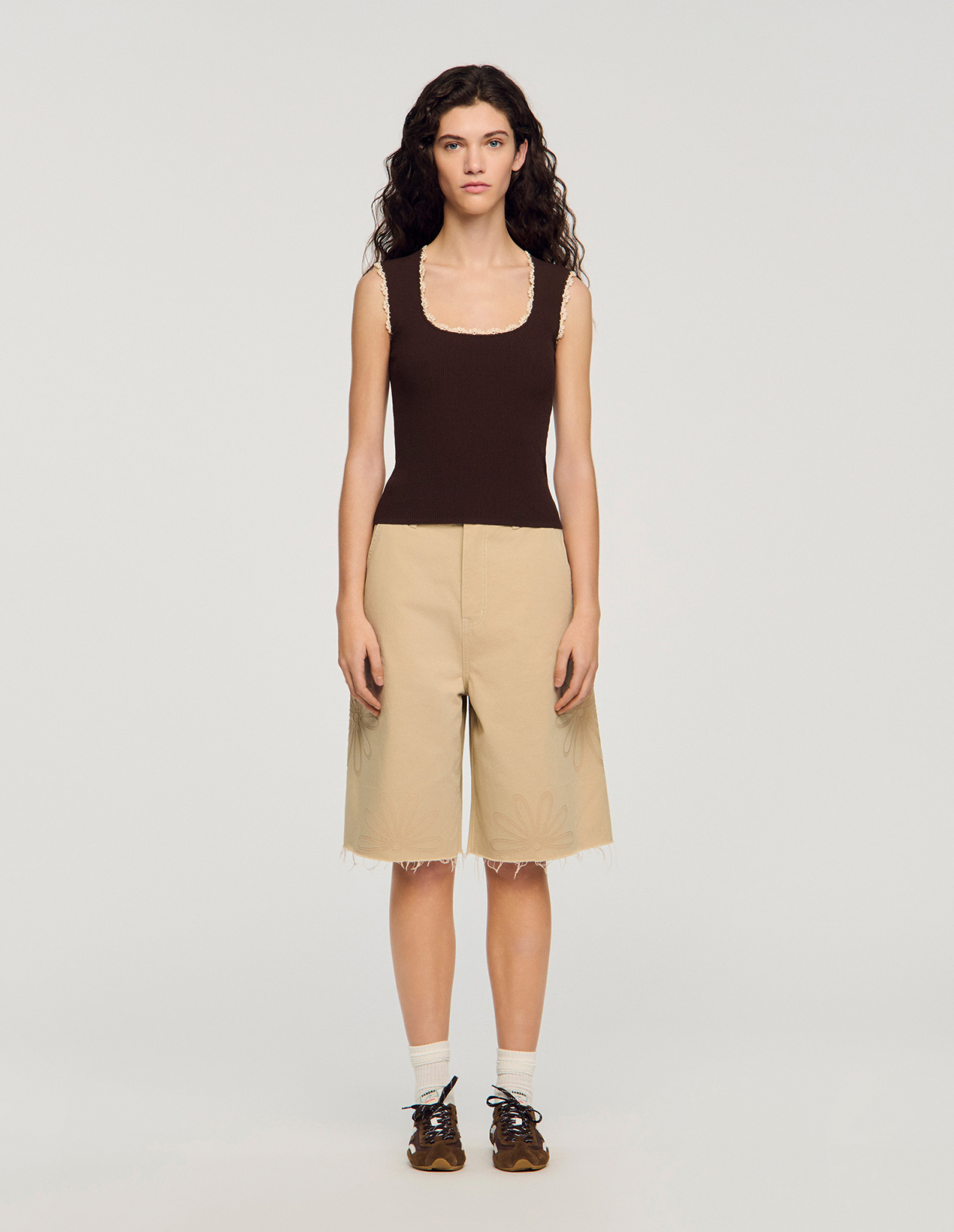 Женский коричневый топ с вязаной отделкой_2