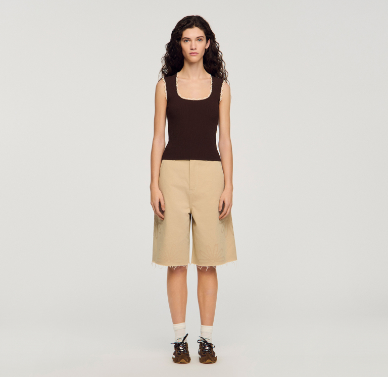 Женский коричневый топ с вязаной отделкой